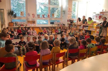 Den v Safirce, anglická mateřská škola, Brno
